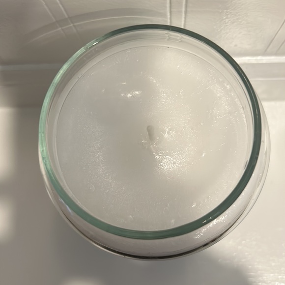 Yankee Candle ‘Magical Bright Lights’ candle 🕯️ - Picture 2 of 3